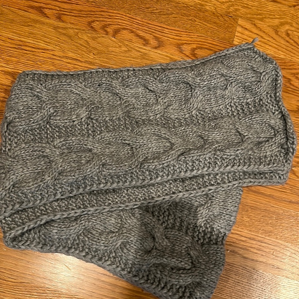 AQUA Bloomingdale’s grey cable knit scarf